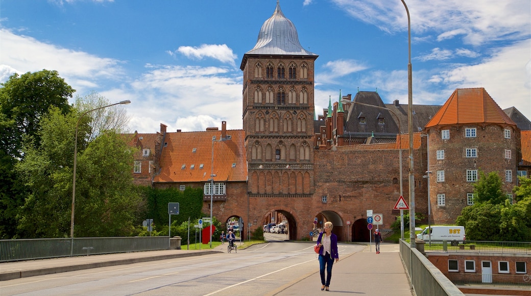 Burgtor mit einem Straßenszenen und historische Architektur sowie einzelne Frau