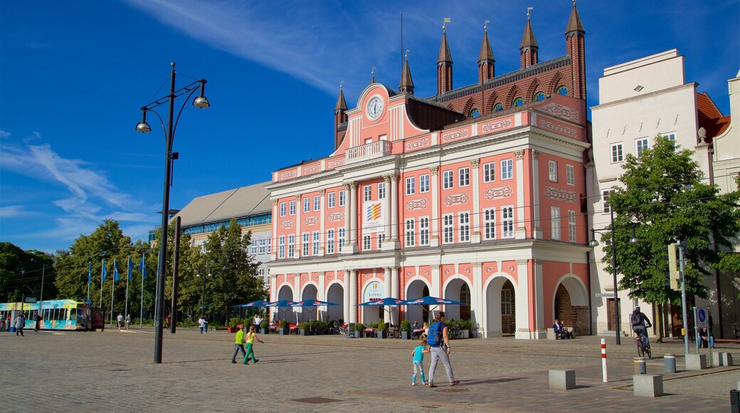 Rathaus som visar ett torg, historisk arkitektur och gatuliv