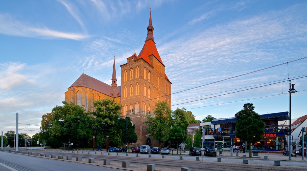 Marienkirche qui includes coucher de soleil et patrimoine architectural