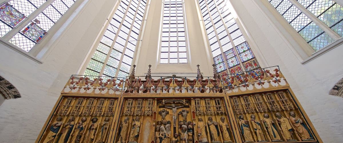 Marienkirche das einen Geschichtliches, Kirche oder Kathedrale und Innenansichten