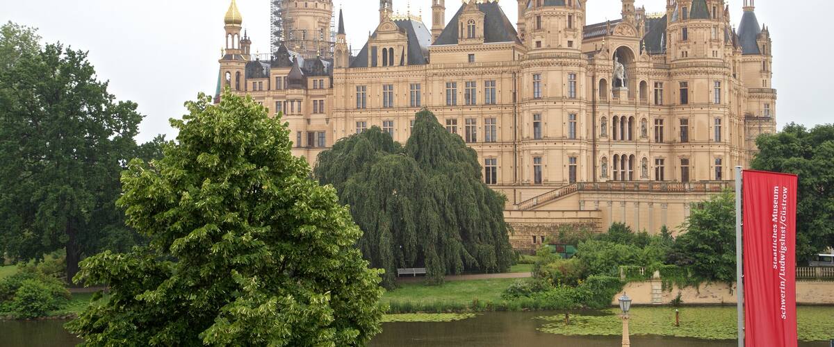 Schweriner Schloss mit einem historische Architektur und Teich