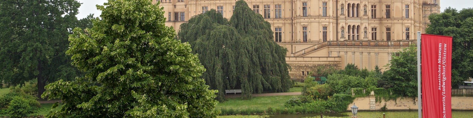 Schweriner Schloss mit einem historische Architektur und Teich