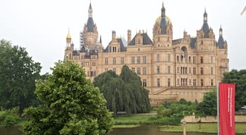 Schwerins slott som inkluderar historisk arkitektur och en damm