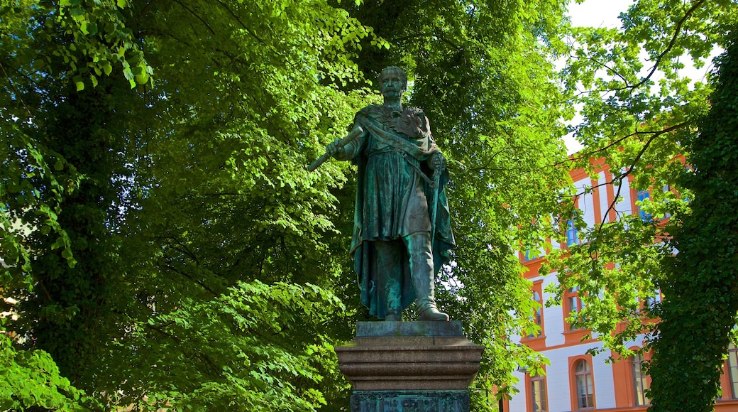 Universitetet i Rostock som viser statue eller skulptur