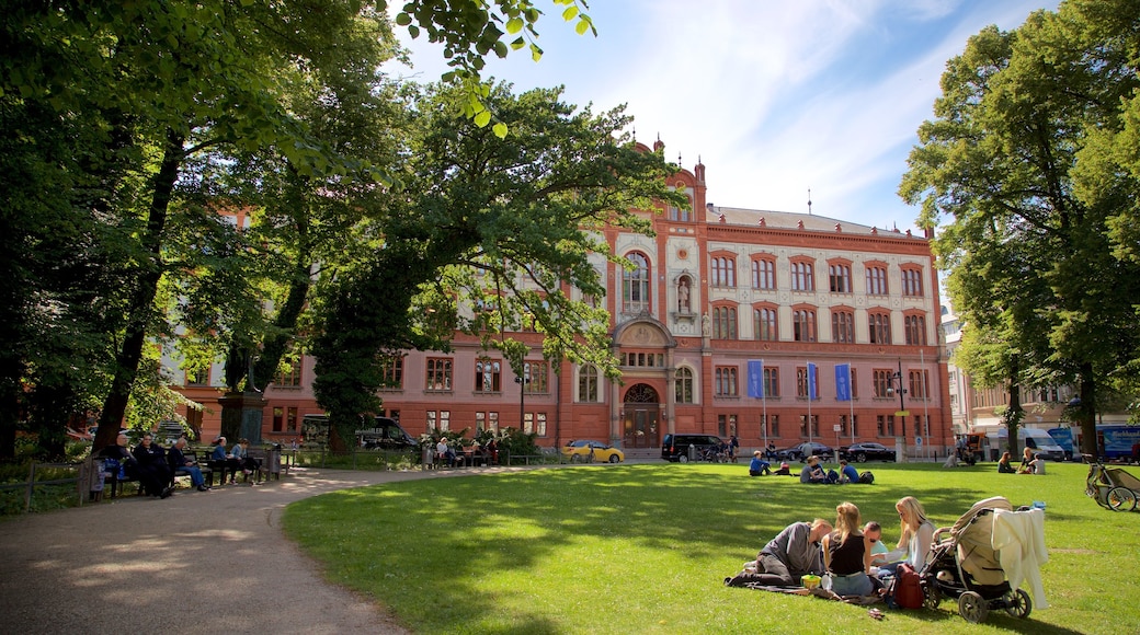 Universität Rostock og byder på historiske bygningsværker, en have og picnic