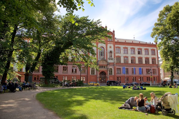 Université de Rostock montrant jardin, pique-nique et patrimoine architectural