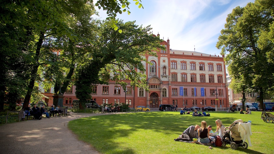 Universidad de Rostock ofreciendo un parque, patrimonio de arquitectura y ir de pícnic
