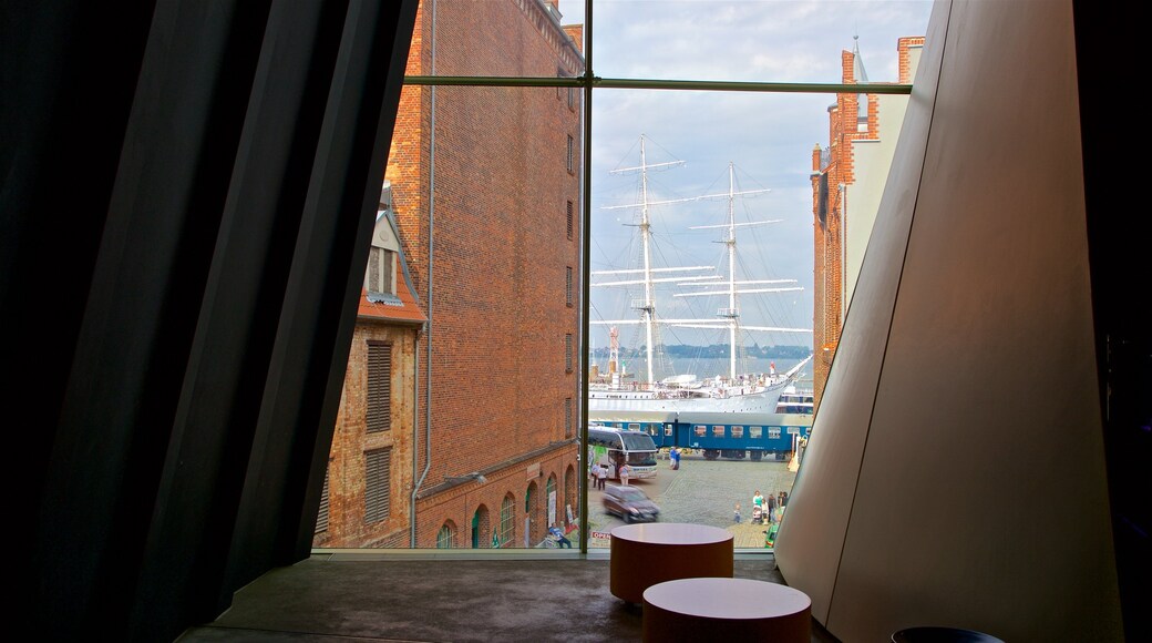 Ozeaneum que incluye vistas interiores y una bahía o puerto