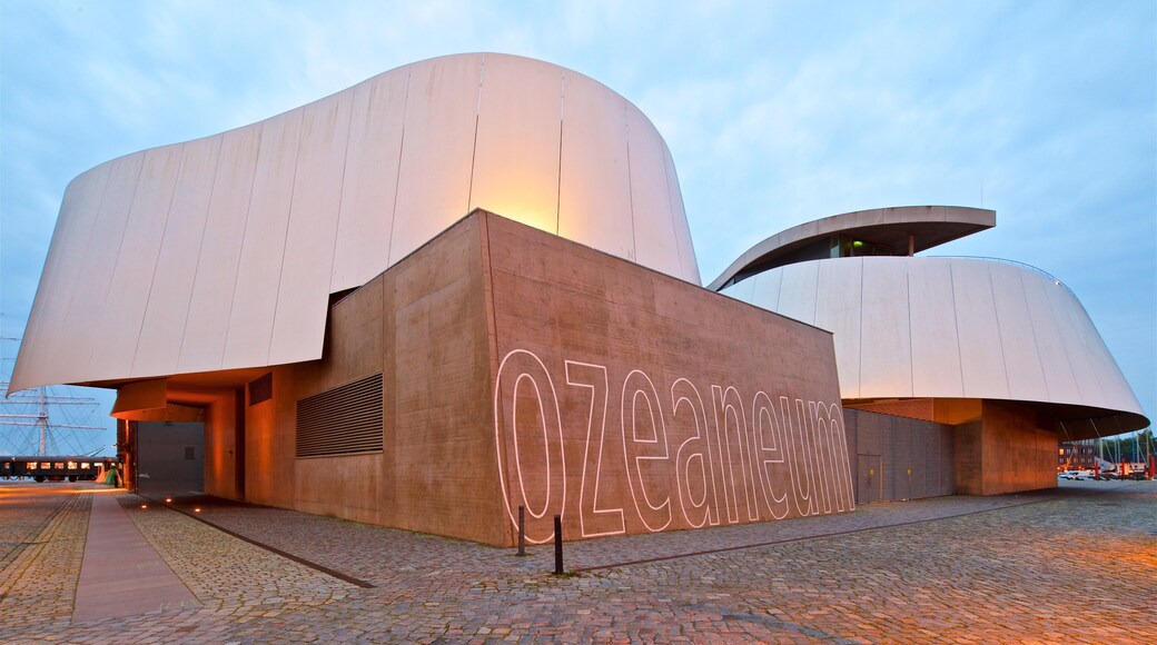 Ozeaneum montrant signalisation et architecture moderne