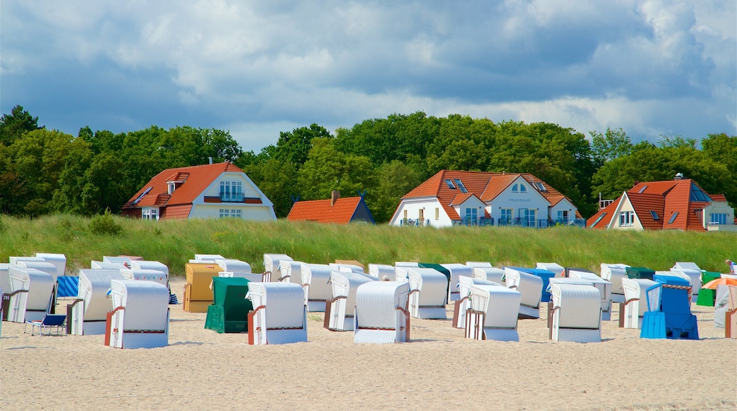 Strand von Warnemünde das einen Sandstrand, Küstenort und allgemeine Küstenansicht