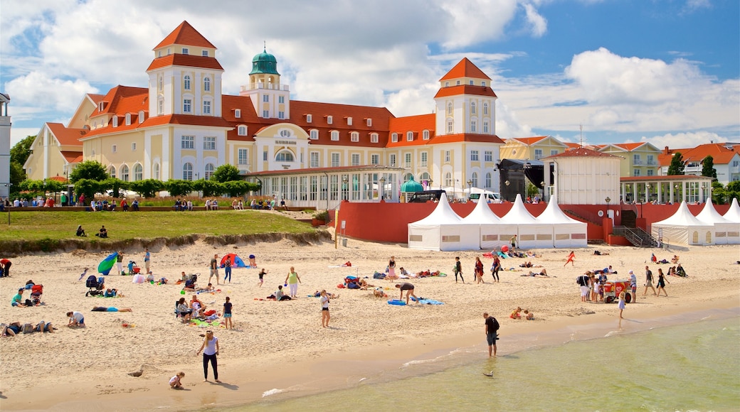 Binz strand som visar kustutsikter, en strand och ett hotell