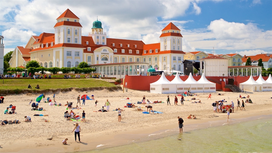 Strand von Binz og byder på et hotel, en sandstrand og udsigt over kystområde