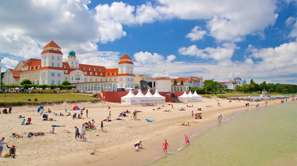 Binzer Strand inclusief een zandstrand, een hotel en algemene kustgezichten