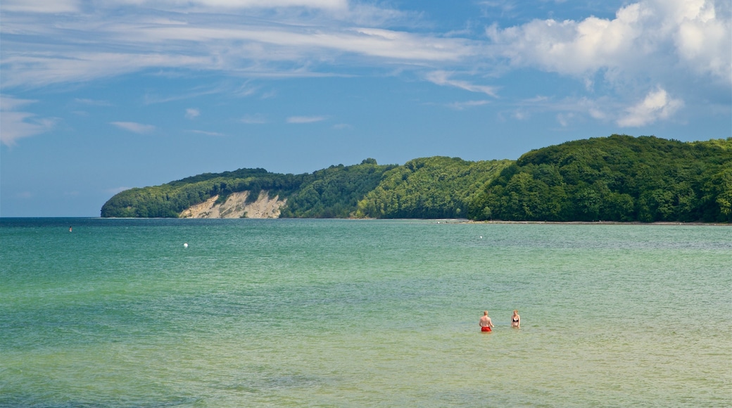 Praia de Binz mostrando natação e paisagens litorâneas assim como um casal