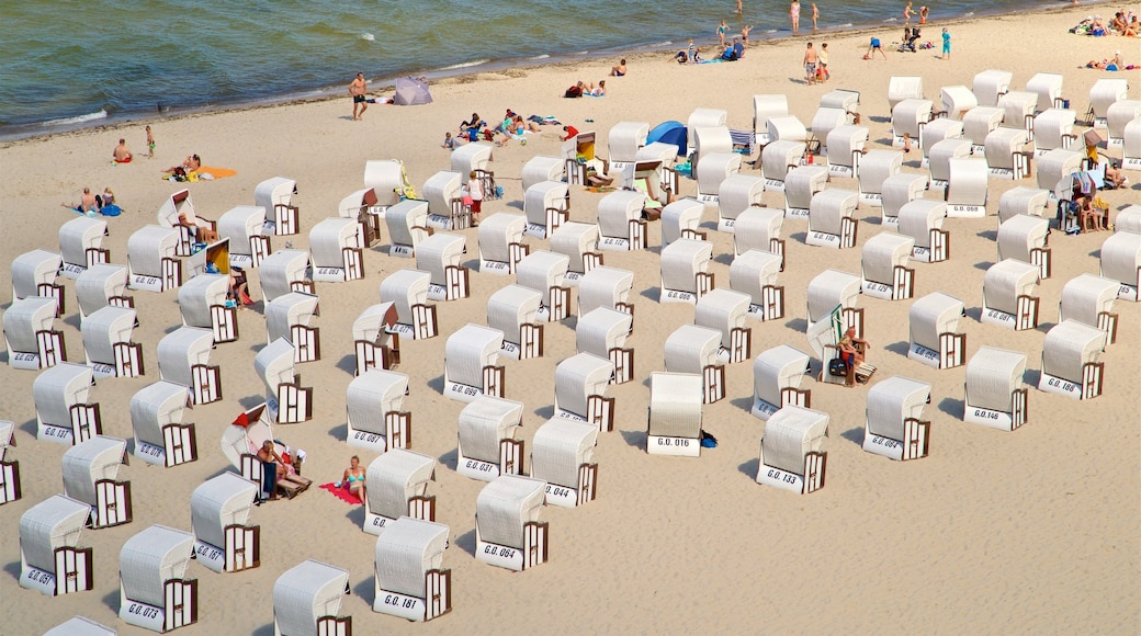 Seebrücke Sellin welches beinhaltet allgemeine Küstenansicht und Sandstrand sowie kleine Menschengruppe