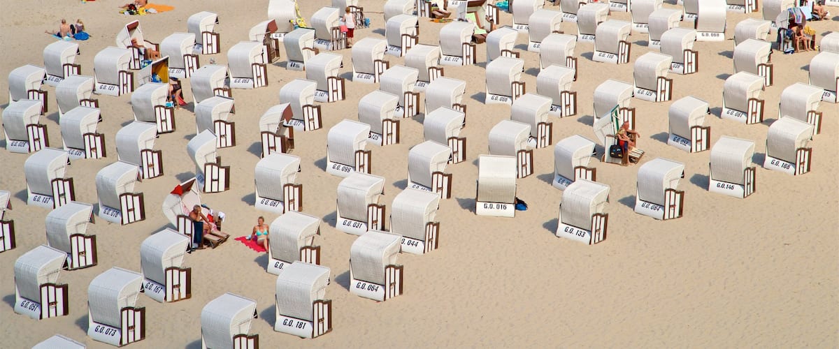 Seebrücke Sellin welches beinhaltet allgemeine Küstenansicht und Sandstrand sowie kleine Menschengruppe