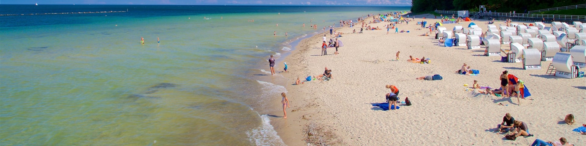 Seebrücke Sellin mit einem Sandstrand und allgemeine Küstenansicht sowie kleine Menschengruppe