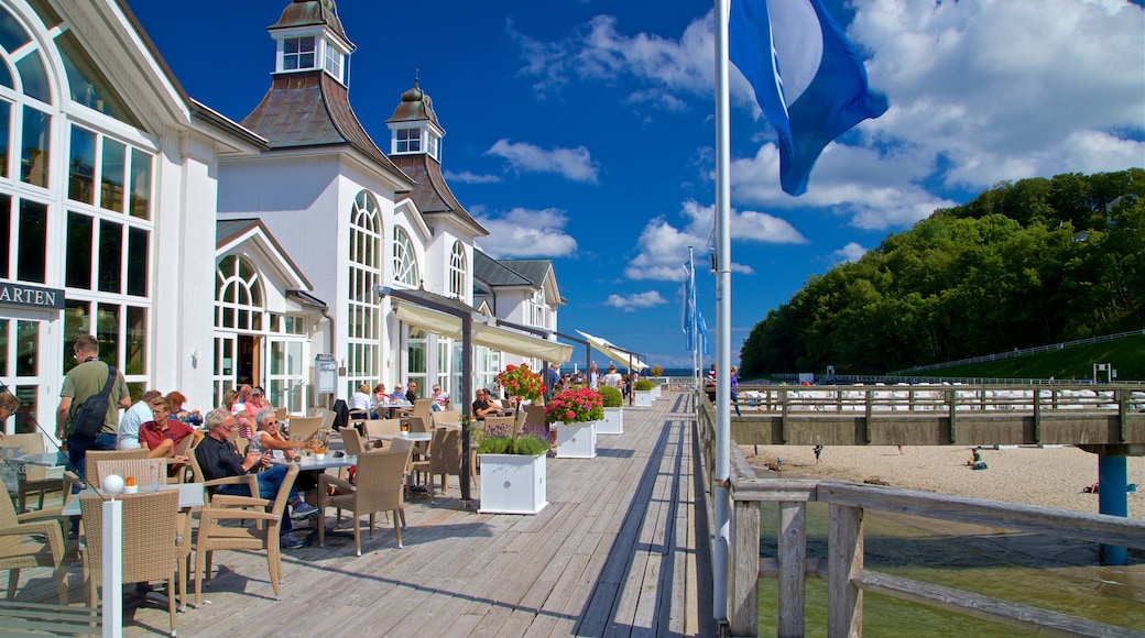 Sellins pir som inkluderar al fresco-restauranger och kustutsikter såväl som en liten grupp av människor