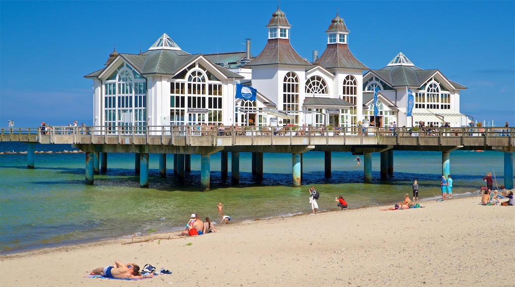 Seebrücke Sellin welches beinhaltet Sandstrand und allgemeine Küstenansicht sowie kleine Menschengruppe