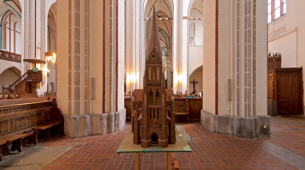 Catedral de Schwerin mostrando vistas internas, uma igreja ou catedral e elementos de patrimônio