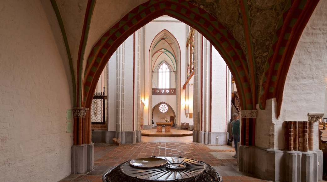 Catedral de Schwerin que inclui uma igreja ou catedral, elementos de patrimônio e vistas internas