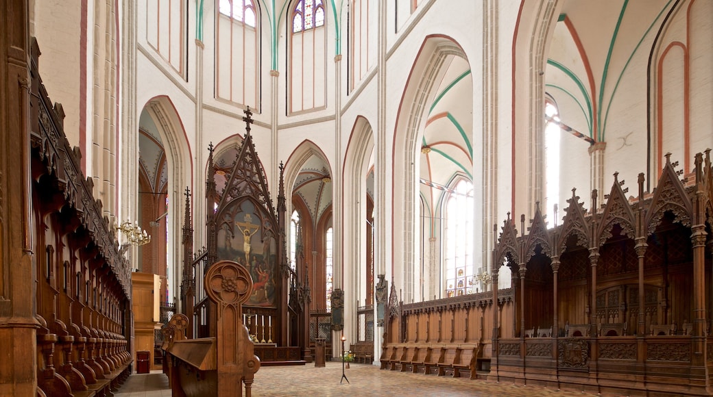 Catedral de Schwerin que inclui vistas internas, elementos de patrimônio e uma igreja ou catedral