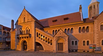 Dankwarderode Slot som viser historiske bygningsværker, natteliv og en kirke eller en katedral