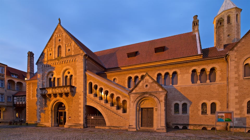 Castillo de Dankwarderode que incluye una iglesia o catedral, escenas nocturnas y arquitectura patrimonial