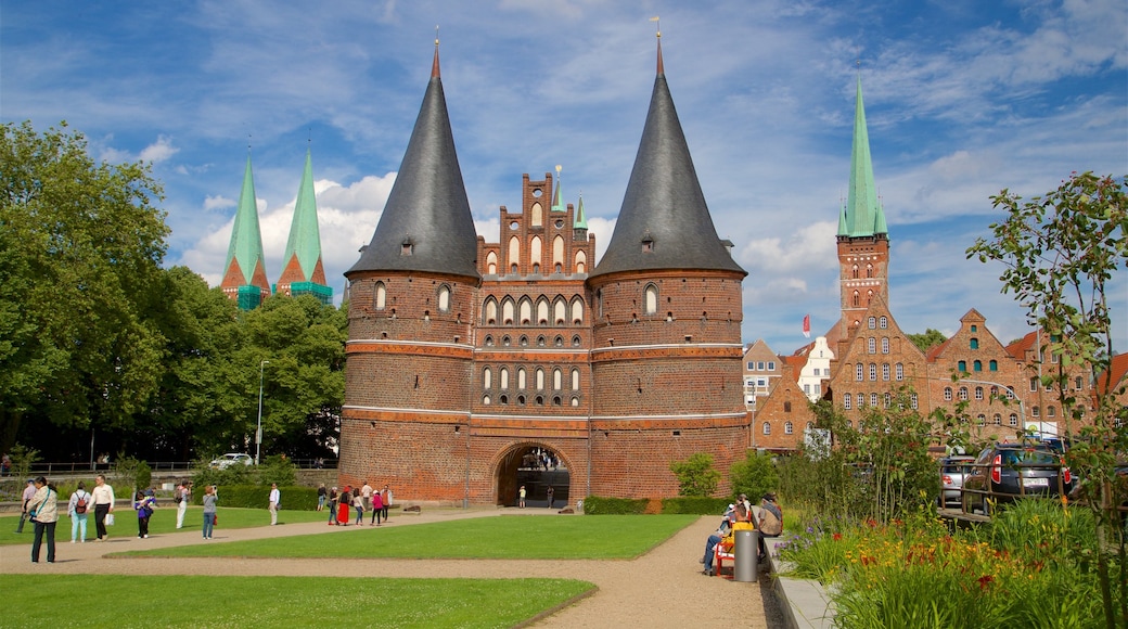 Museum Holstentor mostrando flores silvestres, patrimonio de arquitectura y un jardín