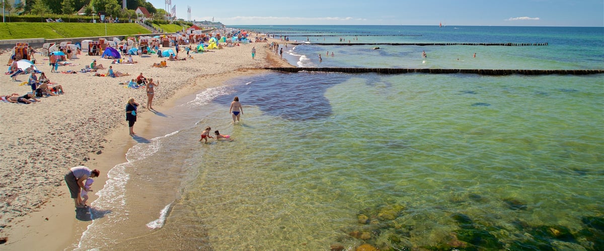 Playa de Kuehlungsborn ofreciendo vistas generales de la costa y una playa de arena y también un gran grupo de personas