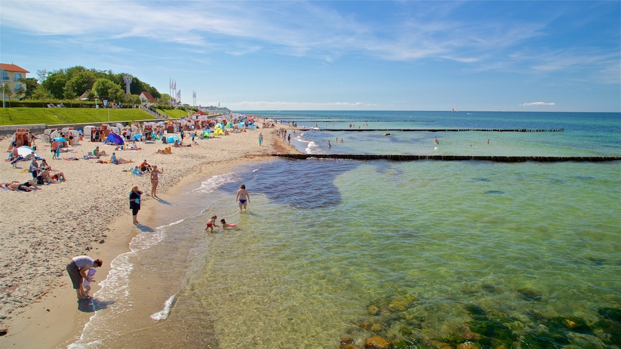 Playa de Kuehlungsborn ofreciendo vistas generales de la costa y una playa de arena y también un gran grupo de personas