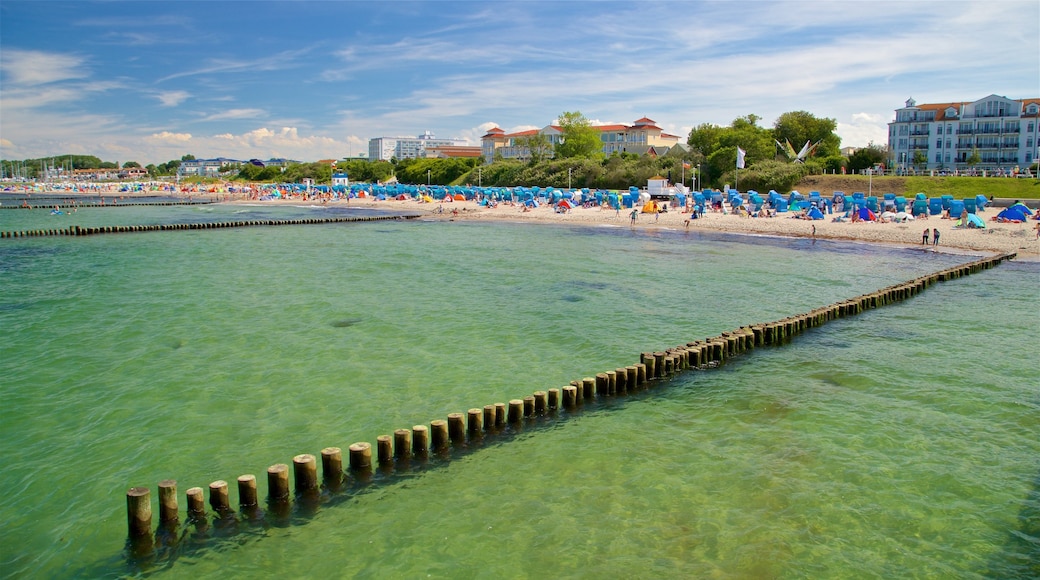 Praia de KĂŒhlungsborn que inclui uma cidade litorĂąnea, paisagens litorĂąneas e uma praia de areia