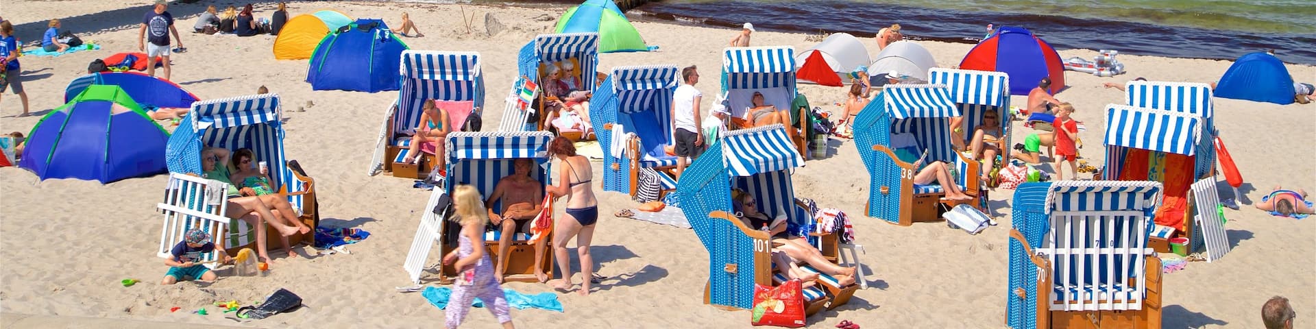Strand von Kühlungsborn mit einem allgemeine Küstenansicht und Strand sowie kleine Menschengruppe