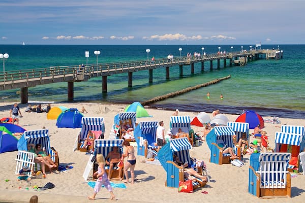 Strand von Kühlungsborn mit einem allgemeine Küstenansicht und Strand sowie kleine Menschengruppe
