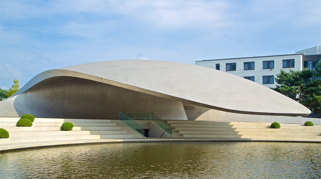 Autostadt toont een meer of poel en moderne architectuur