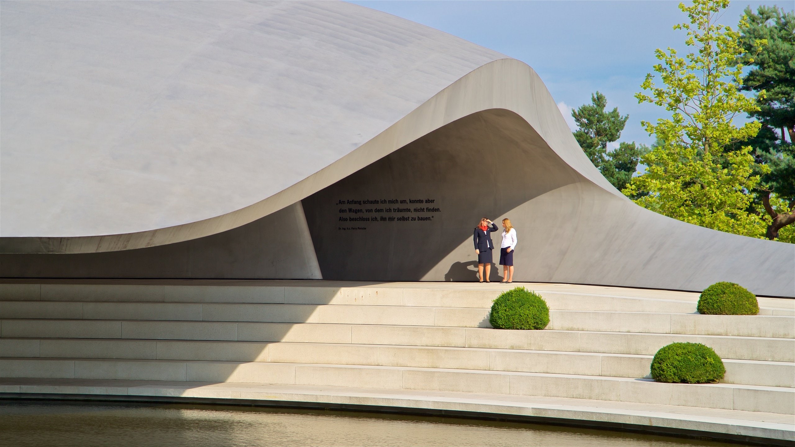 Complejo Autostadt de Volkswagen mostrando arquitectura moderna y también una pareja