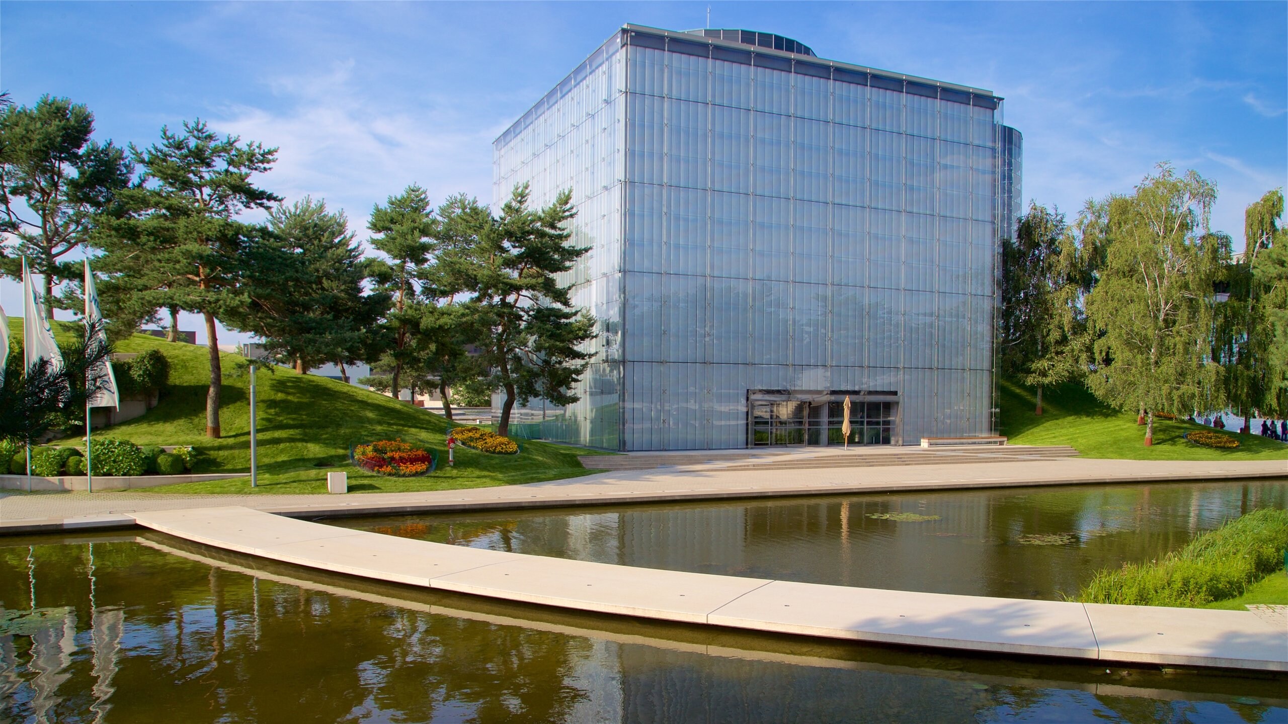 Complejo Autostadt de Volkswagen mostrando un lago o abrevadero, un puente y arquitectura moderna