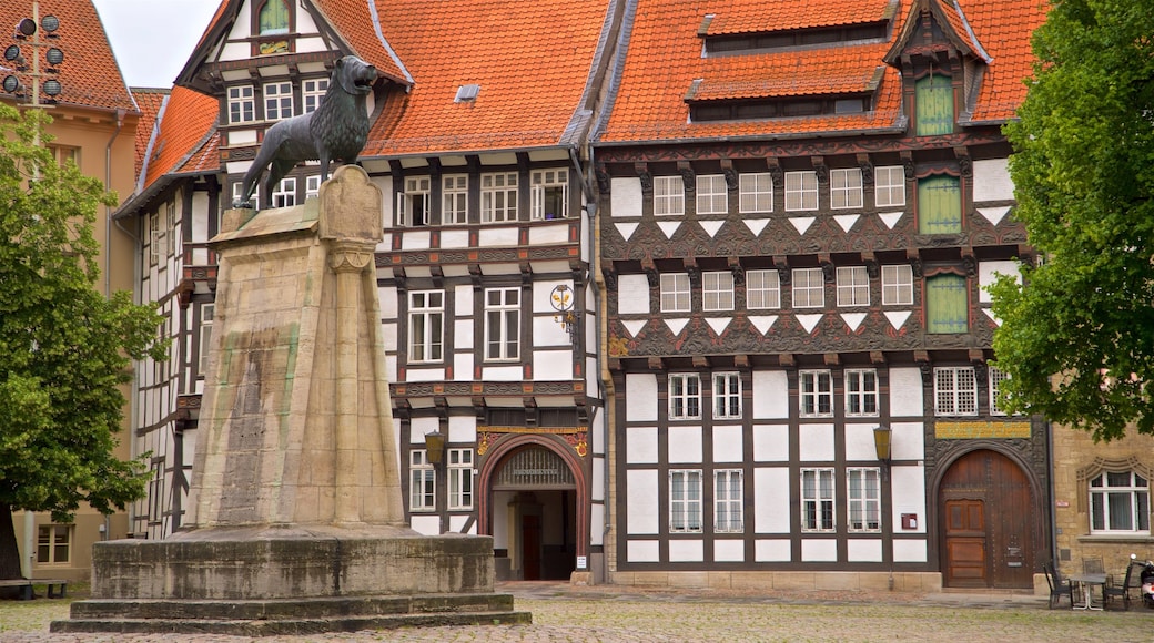 Burgplatz toont historisch erfgoed en een standbeeld of beeldhouwwerk