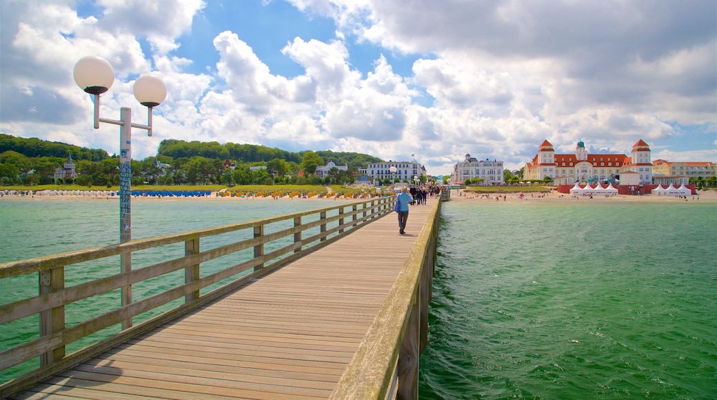 Molo di Binz mostrando vista della costa e località costiera cosi come un piccolo gruppo di persone