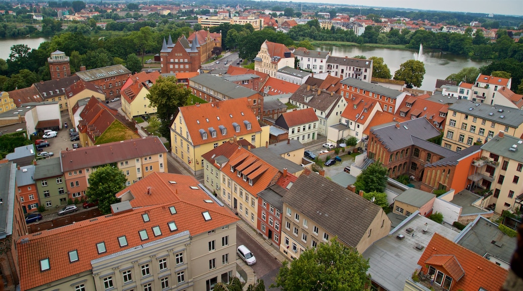 Mariakirken i Stralsund som viser kulturarv, innsjø og by