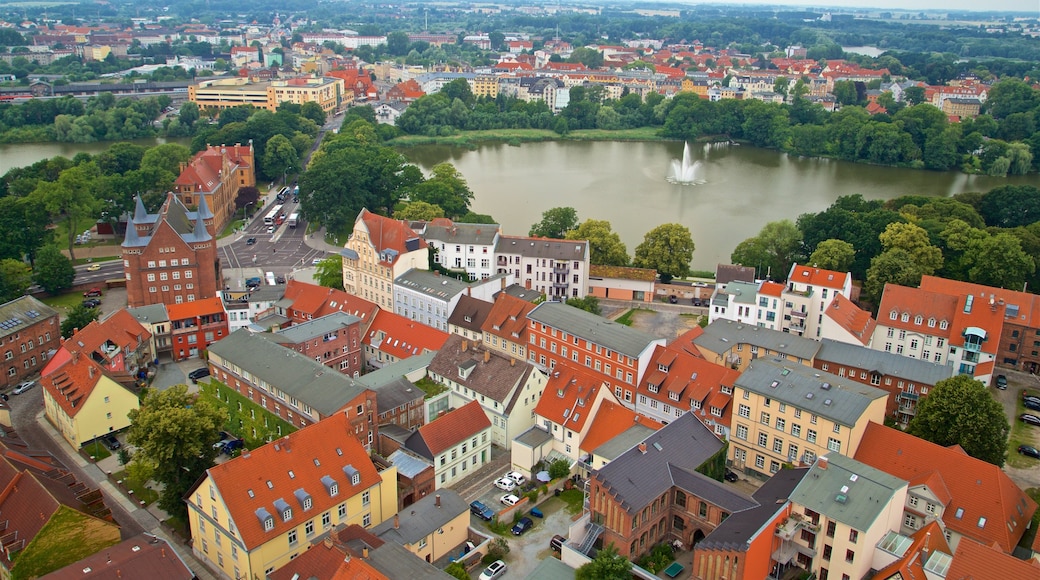 St. Mariakerk Stralsund bevat een stad, historisch erfgoed en landschappen