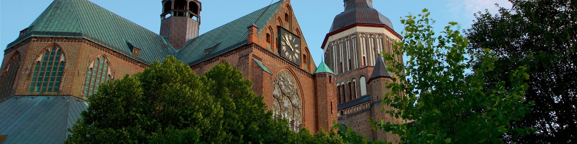 Eglise Sainte-Marie de Stralsund qui includes patrimoine architectural et coucher de soleil