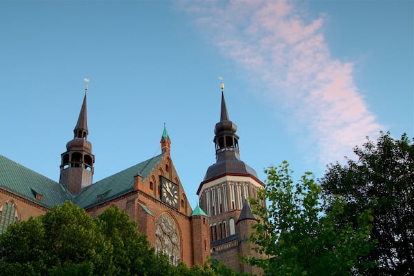 St.-Marien-Kirche Stralsund mit einem historische Architektur und Sonnenuntergang
