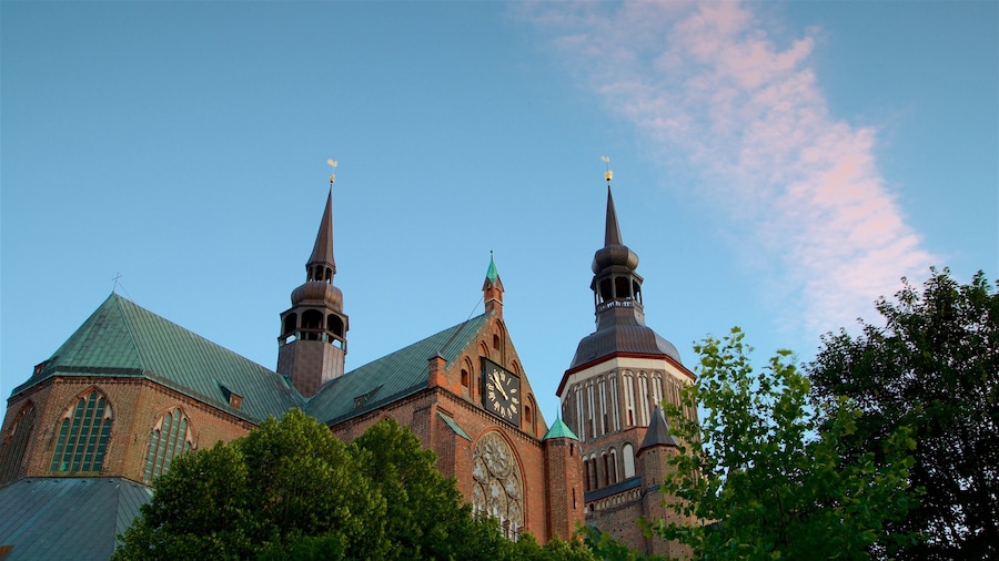Iglesia de Santa María de Stralsund ofreciendo una puesta de sol y patrimonio de arquitectura