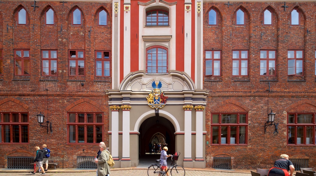 Raadhuis inclusief historische architectuur en straten en ook een klein groepje mensen