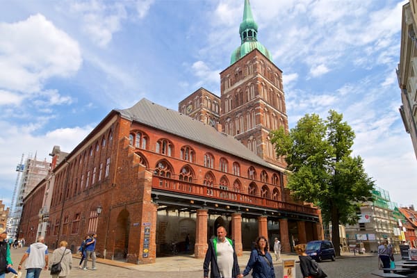 Rathaus welches beinhaltet Stadt, Straßenszenen und historische Architektur