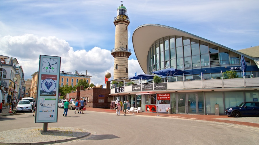 Faro de Warnemünde que incluye señalización, arquitectura moderna y un faro