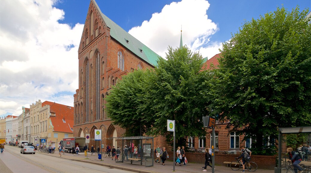 St. Catherine\'s Church featuring heritage architecture, street scenes and a church or cathedral
