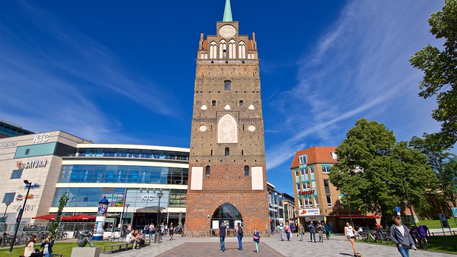 Kröpeliner Tor bevat historische architectuur en straten en ook een klein groepje mensen