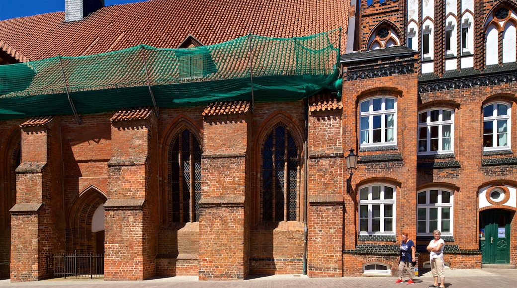 Heiligen-Geist-Kirche toont straten en historische architectuur en ook een stel